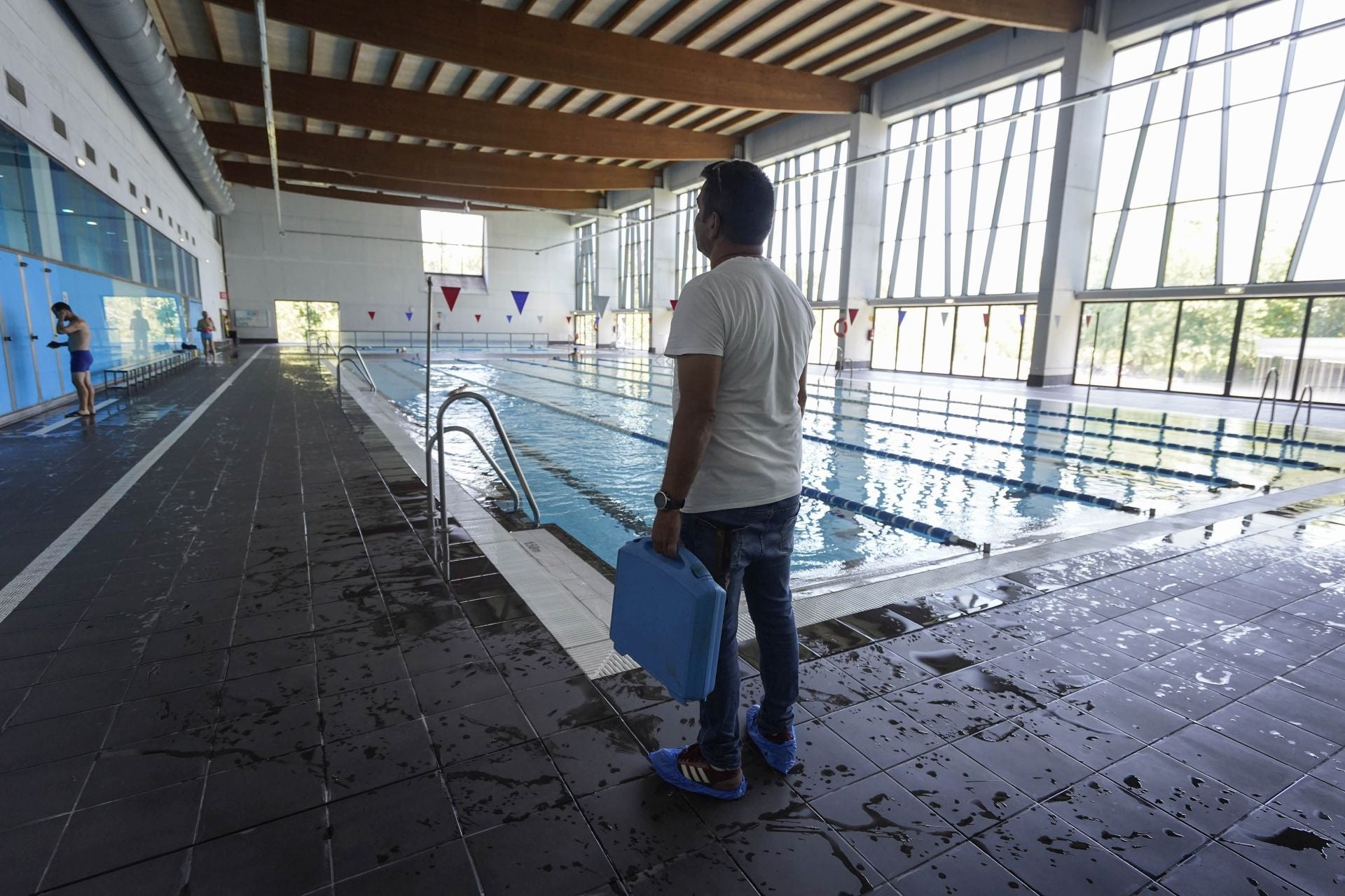 La labor de un técnico en mantenimiento de piscinas