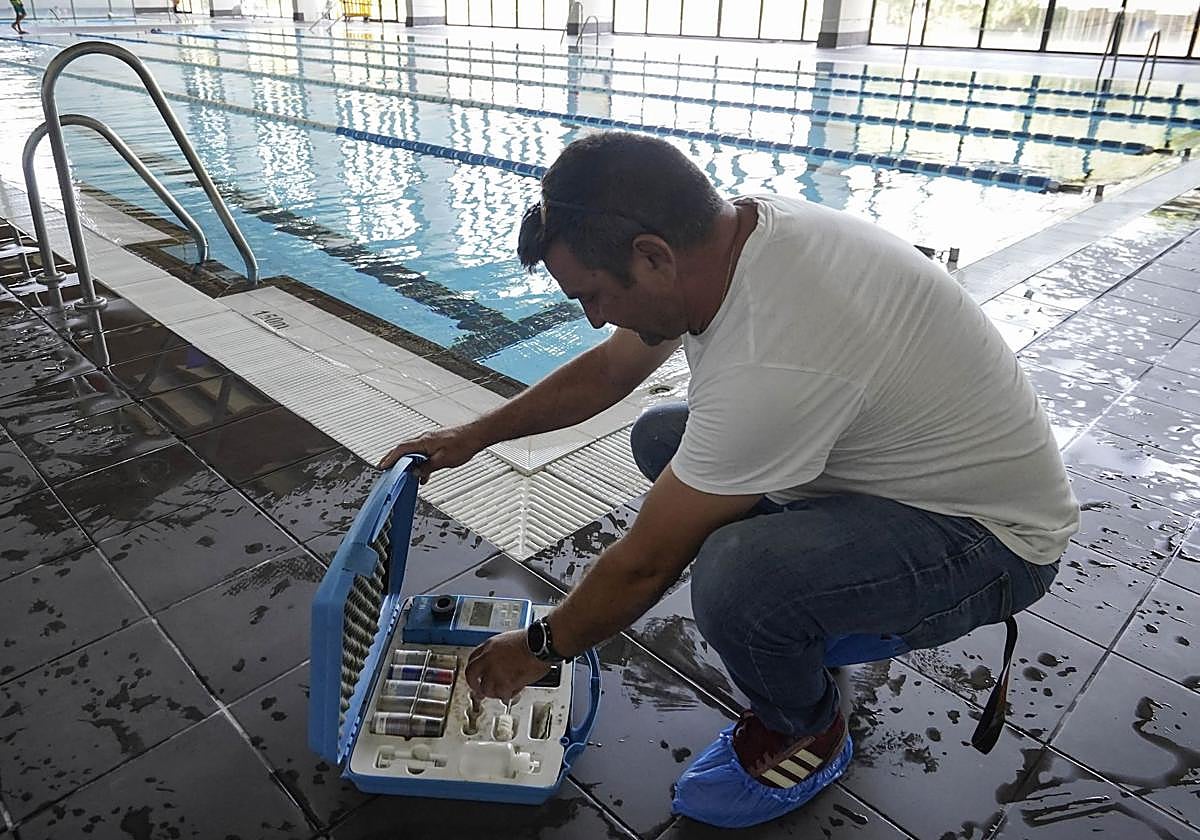 La labor de un técnico en mantenimiento de piscinas