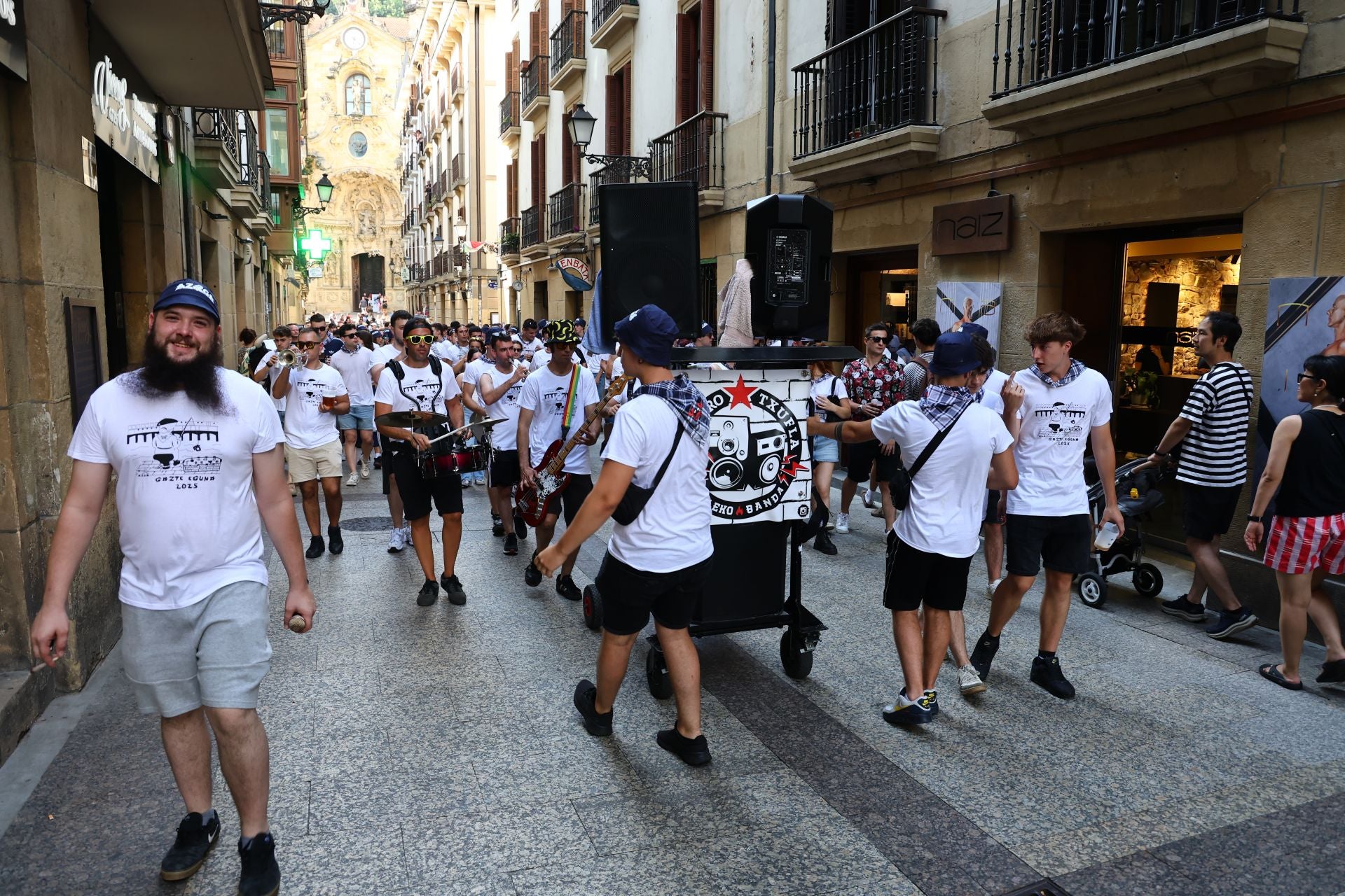 La electrocharanga pone música a las calles del Puerto