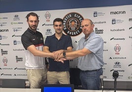 Ibon Guriai, Ierai Aizpitarte y José Luis Zubizarreta, 'Xubi', juntan sus manos como muestra de su colaboración.