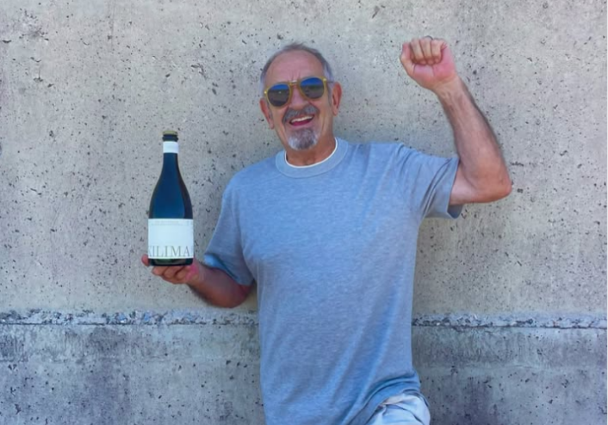 Karlos Arguiñano junto a Kilima, el nuevo txakoli de Bodega K5.