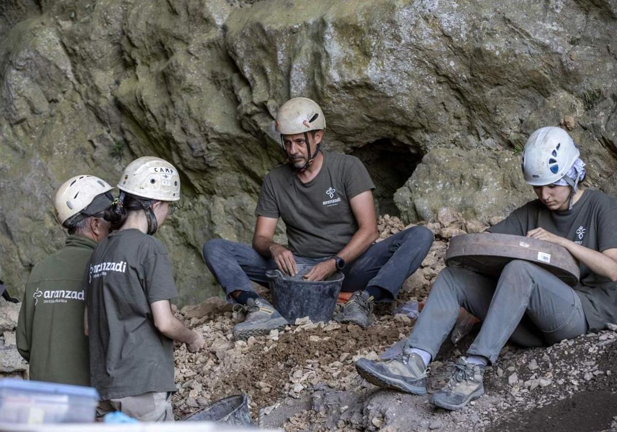 Arqueólogos de Aranzadi en la excavación de la cueva de San Adrián