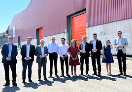 Responsables y agentes en el exterior de la planta de Arcelor Zumarraga.