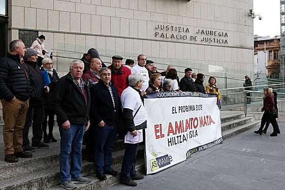Imagen de una protesta de Asviamie por otro caso de amianto.