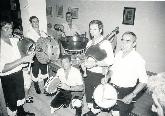 Música folklórica y queimada, en una fiesta de la Casa de Galicia.