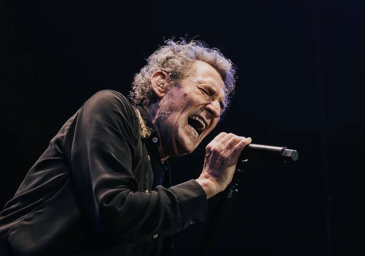 El cantante Miguel Ríos en uno de sus directos.