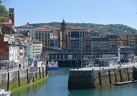 Muelle de Moierdi, a la derecha.