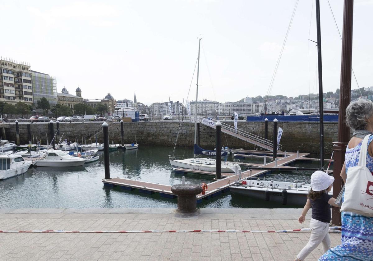 Barcos amarrados en el Muelle donostiarra.