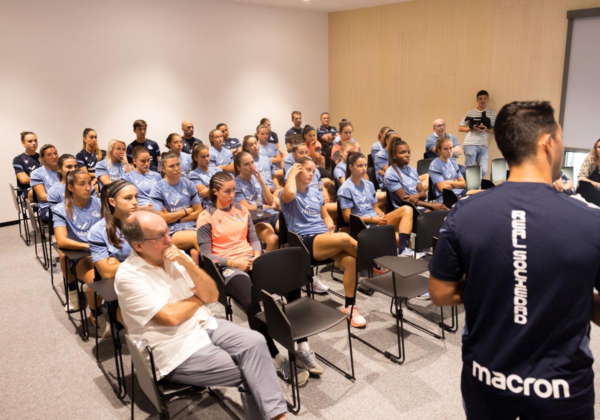 Arturo Ruiz ofrece su primera charla como entrenador de la Real.