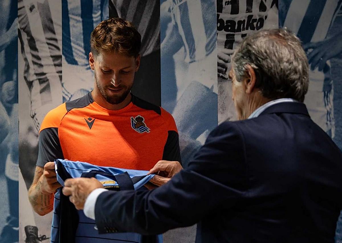Imagen secundaria 1 - Un homenaje de leyenda: los porteros de la Real Sociedad lucirán este año las camisetas de Arconada