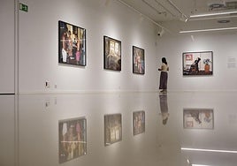 La responsable de las salas de exposiciones de Kutxa Fundazioa, Ane Abalde, y el director de Jeu de Paume de París, Quentin Bajac, han presentado hoy la muestra