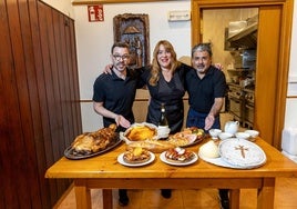 Los responsables del Romeral, con una muestra de sus platos más representativos.