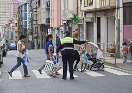 El Ayuntamiento recupera la figura de la policía que actuaban en los barrios eibarreses.