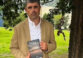 Igor Cano de la Torre, ilusionado con su segunda novela 'Terra nullius' entre las manos.