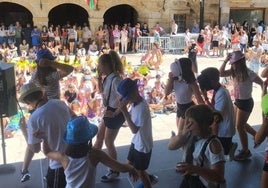 Catorce bebés y dos mayores recibieron los pañuelos festivos durante la exhibición de Oinarin. Niños y niñas de los udalekus los auténticos protagonistas del chupinazo.