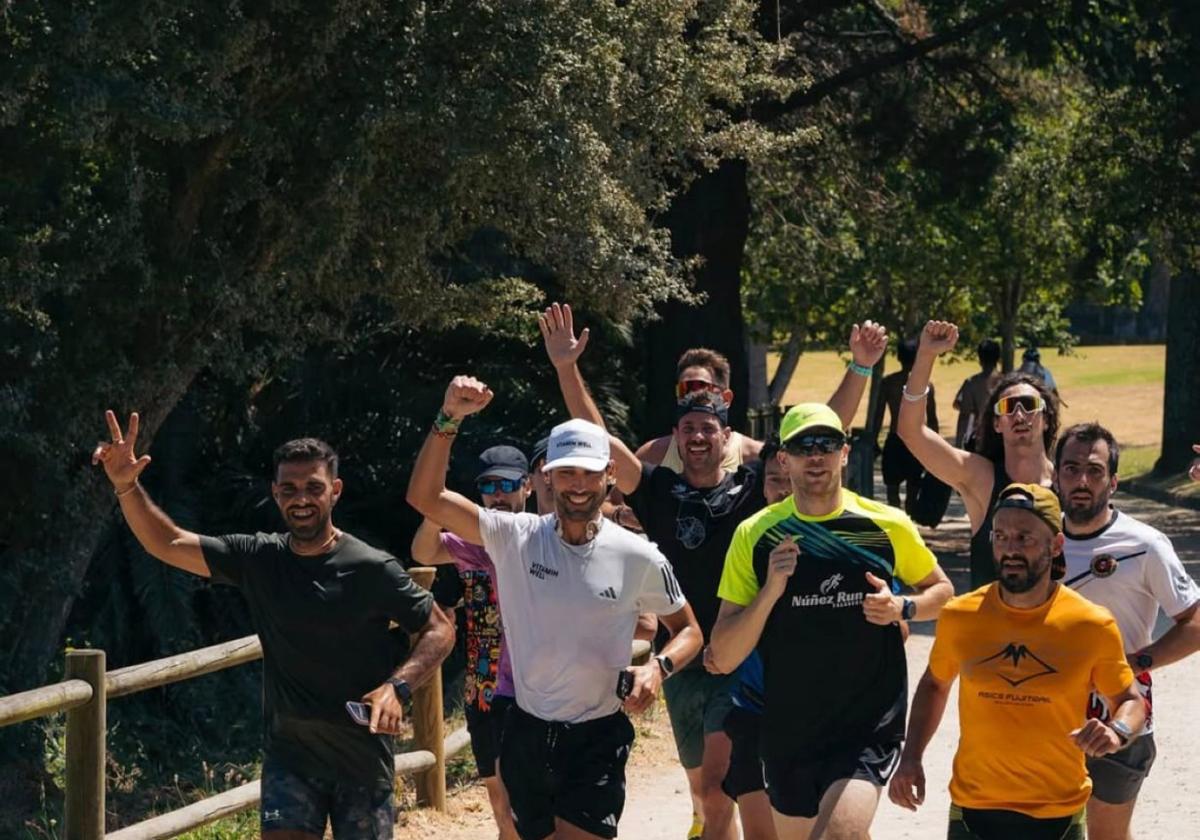 El corredor e influencer 'Pitufollow', de blanco, a su paso por Vigo.