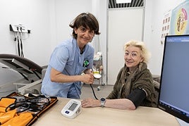 La enfermera Mari Jose Alzuri toma la tensión a Isabel Urquijo, paciente en cuidados paliativos.