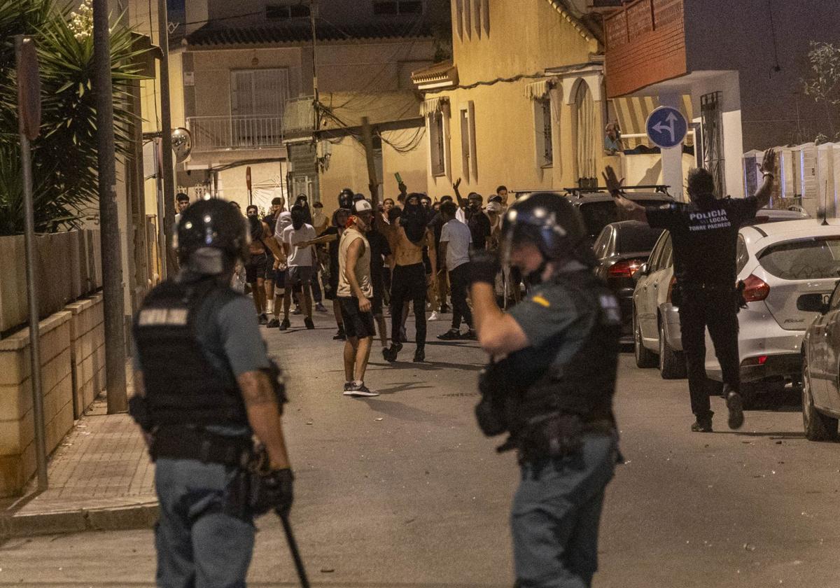 Agentes de la Guardia Civil durante una noche de disturbios en Torre Pacheco.
