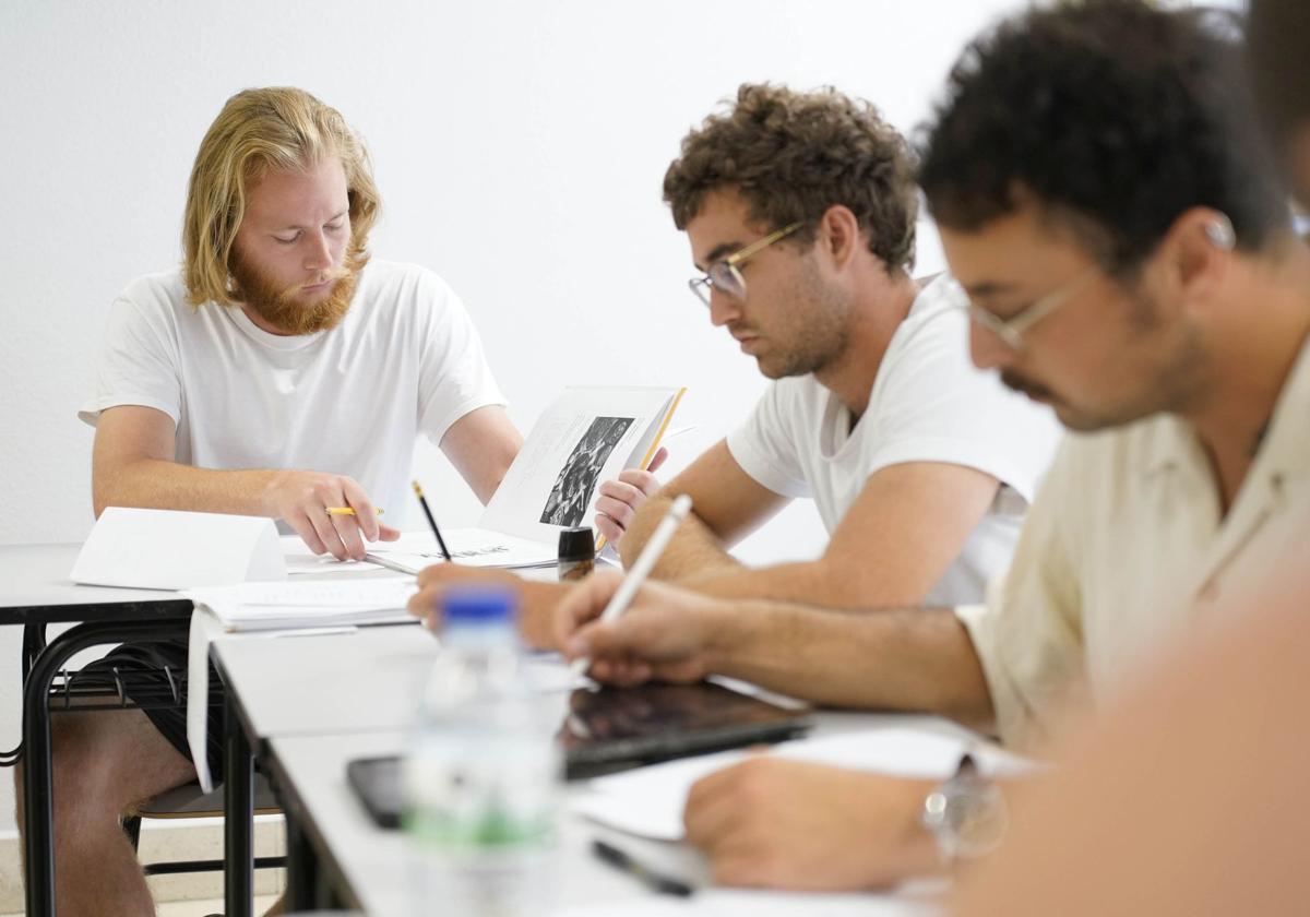 Los estudiantes norteamericanos, concentrados en clase de euskera en el barnetegi Maizpide de Lazkao.