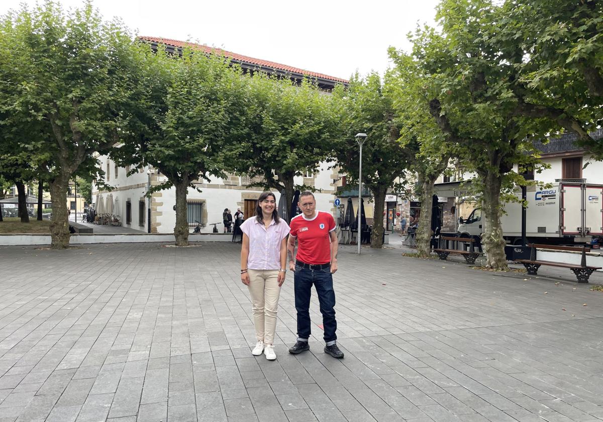 Nuria Alzaga y Fermin Muguruza, este viernes en la plaza Urdanibia.