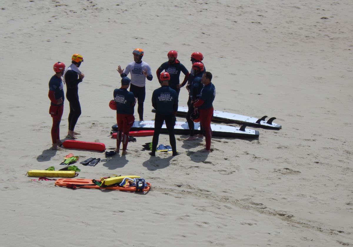 Imagen principal - Bomberos catalanes se forman en la playa de la Zurriola