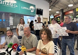 Los trabajadores de Avanza en la rueda de prensa ofrecida en la estación.