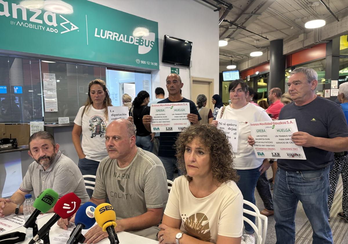 Los trabajadores de Avanza en la rueda de prensa ofrecida en la estación.