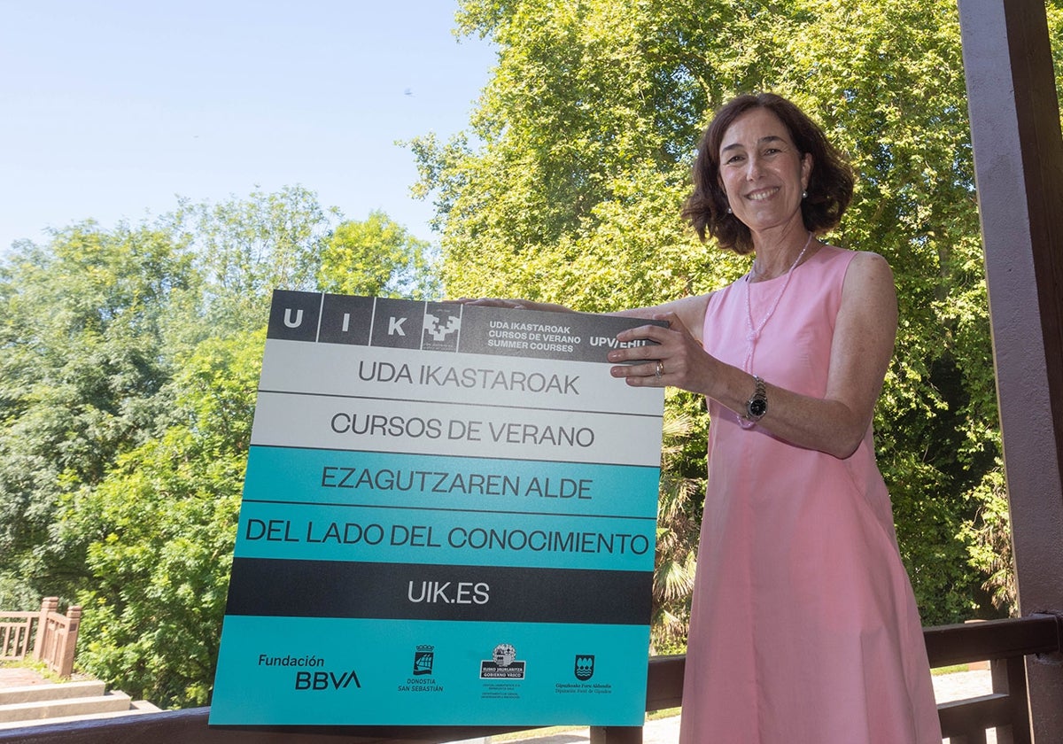 Idoia Otaegui, directora académica de los Cursos de Verano, posa en las instalaciones de UIK en el Palacio de Miramar.