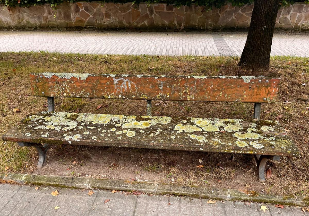 Gabriela Sistiaga nos envía esta imagen: «Este es el estado de los bancos de la calle Mantulene. Según leí en el periódico el pasado 3 de julio de 2025, el Ayuntamiento ha procedido a cambiar los bancos de determinados barrios de San Sebastián, olvidándose del barrio de Aiete, concretamente de la calle Mantulene».