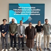 Mondragon Unibertsitateko Enpresagintza Fakultateko eta Euskadiko Gazteriaren Kontseiluko ordezkariak, aste honetan, hitzarmenaren sinadura ekitaldian.