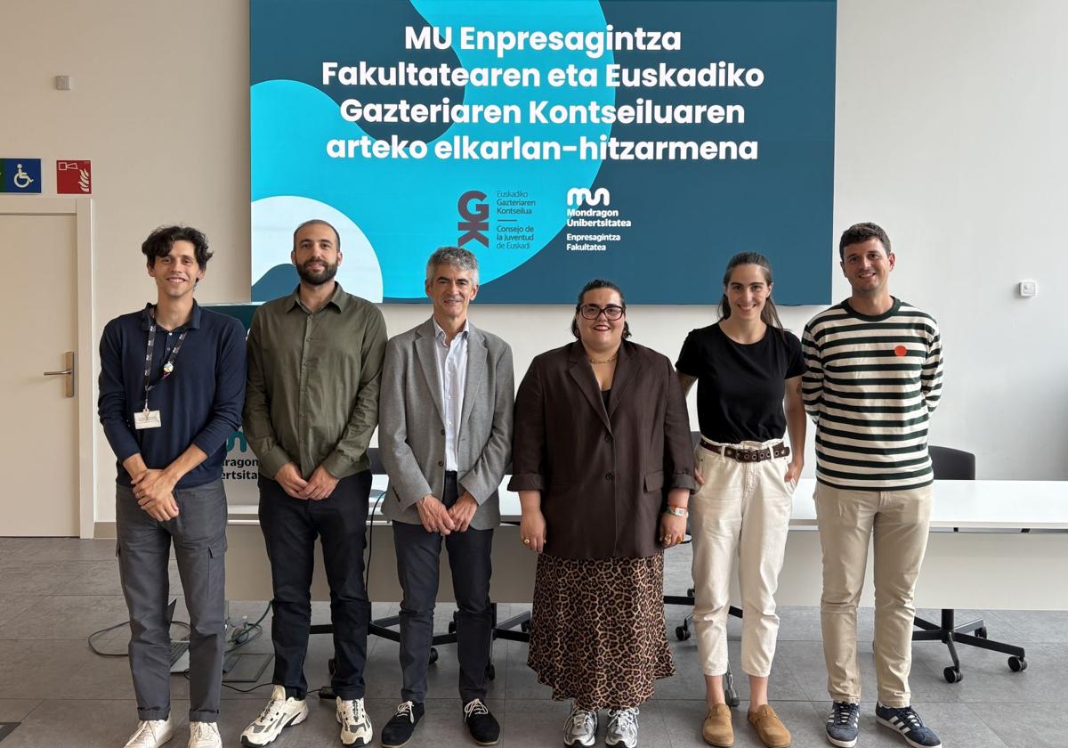 Mondragon Unibertsitateko Enpresagintza Fakultateko eta Euskadiko Gazteriaren Kontseiluko ordezkariak, aste honetan, hitzarmenaren sinadura ekitaldian.