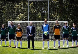 Arconada rodeado de los porteros de todos los equipos de la Real Sociedad, enfundados en sus camisetas 'vintage'.