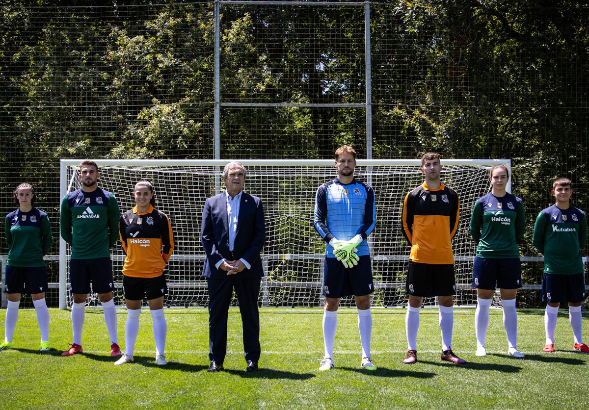 Arconada rodeado de los porteros de todos los equipos de la Real Sociedad, enfundados en sus camisetas 'vintage'.