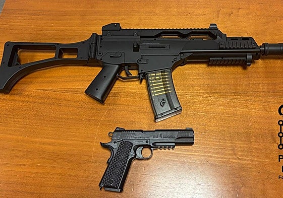 Sorprenden a dos franceses «jugando» con armas simuladas en una calle de Dantxarinea