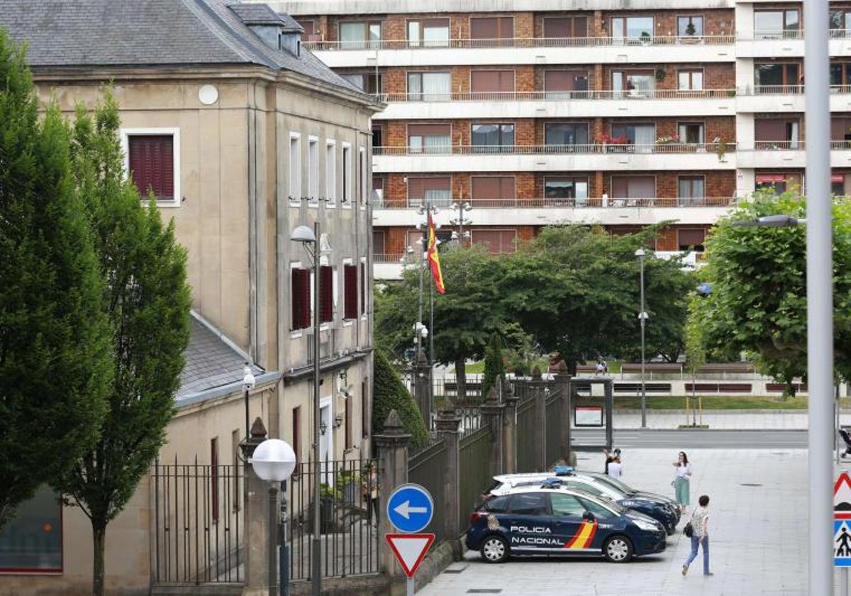 Exterior de la comisaría de la Policía Nacional en Irun
