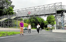 Asensio Viaña, Pili Legorburu y Marijose Moncó posan bajo la pasarela provisional de Gaintxurizketa.