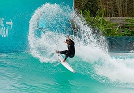 Kanoa Igarashi, surfista profesional e inversor en el proyecto, coge una ola en instalaciones de Wavegarden