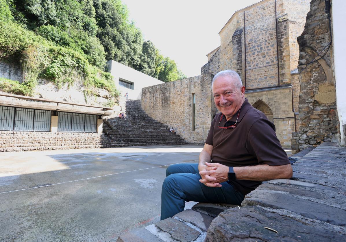 Miguel Martín posa en la Plaza de la Trinidad, cuna y seña de identidad del Jazzaldia.