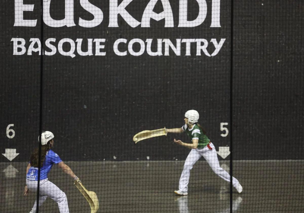Imágenes del histórico primer partido entre España y Euskadi en Gernika