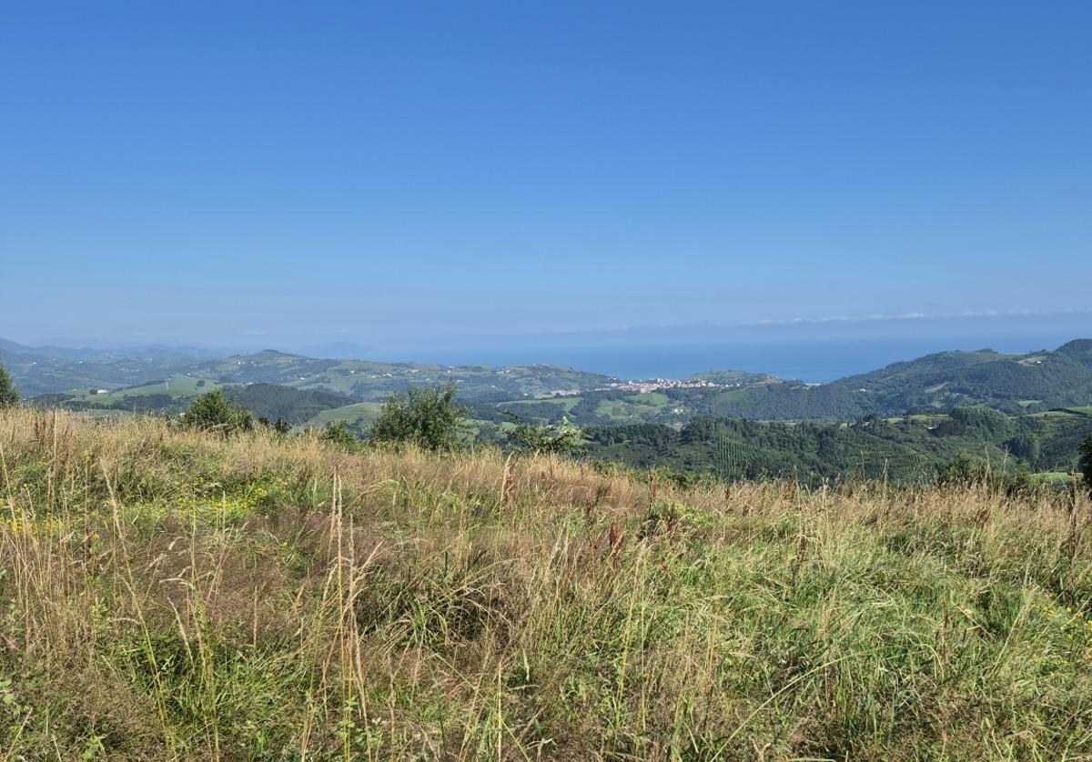 La enorme cruz de Indamendi permite localizar su cima desde diferentes puntos. Las vistas desde ella son preciosas.
