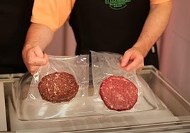 Dos hamburguesas envasadas al vacío.