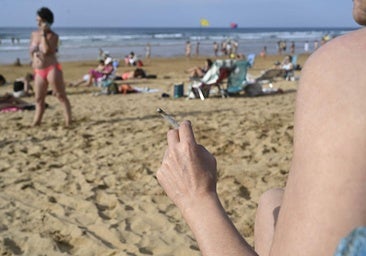 Los bañistas, felices sin humo en Zarautz