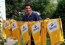 Pentacampeón. Miguel Indurain,con los cinco maillots amarillos que ganó en el Tour de Francia.