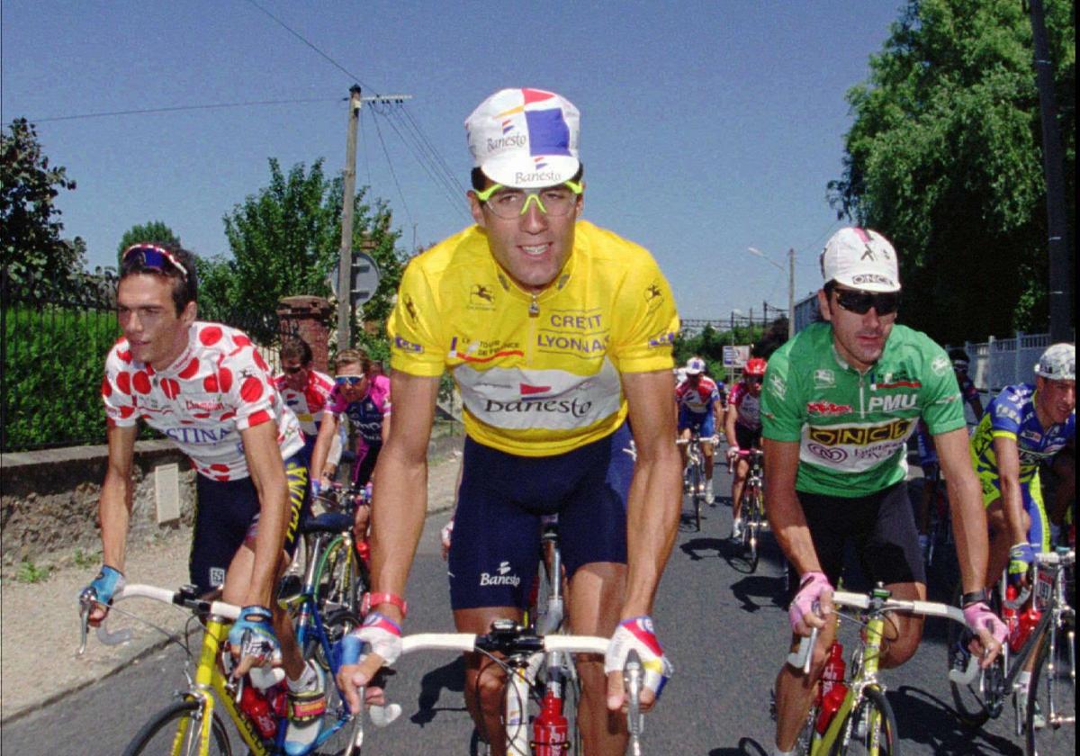 Paseo triunfal. Los ganadores de la montaña, Virenque, y de la regularidad, Jalabert, escoltan al navarro rumbo a París el último día.