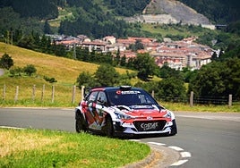 Uno de los coches dando una de las curvas del recorrido .