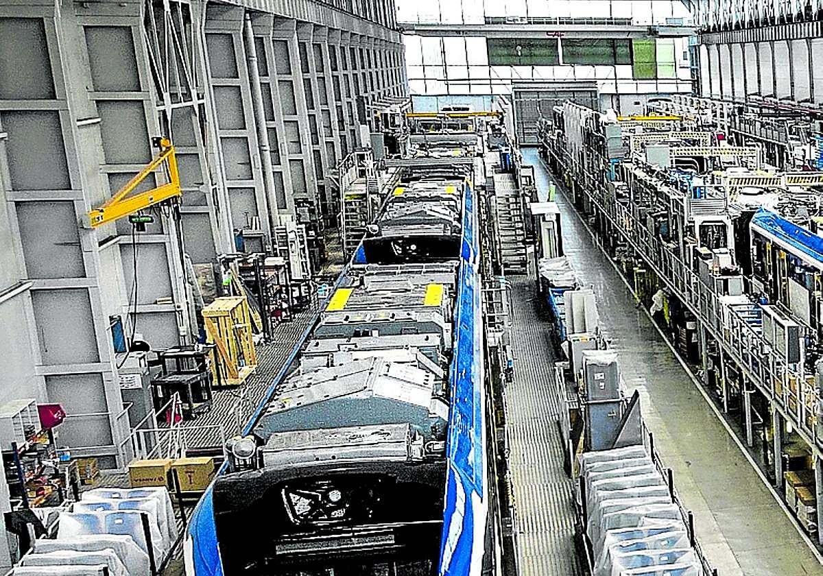 A la izquierda, una imagen de la fábrica de Talgo en Álava, y a la derecha una de las plantas de CAF en Gipuzkoa.