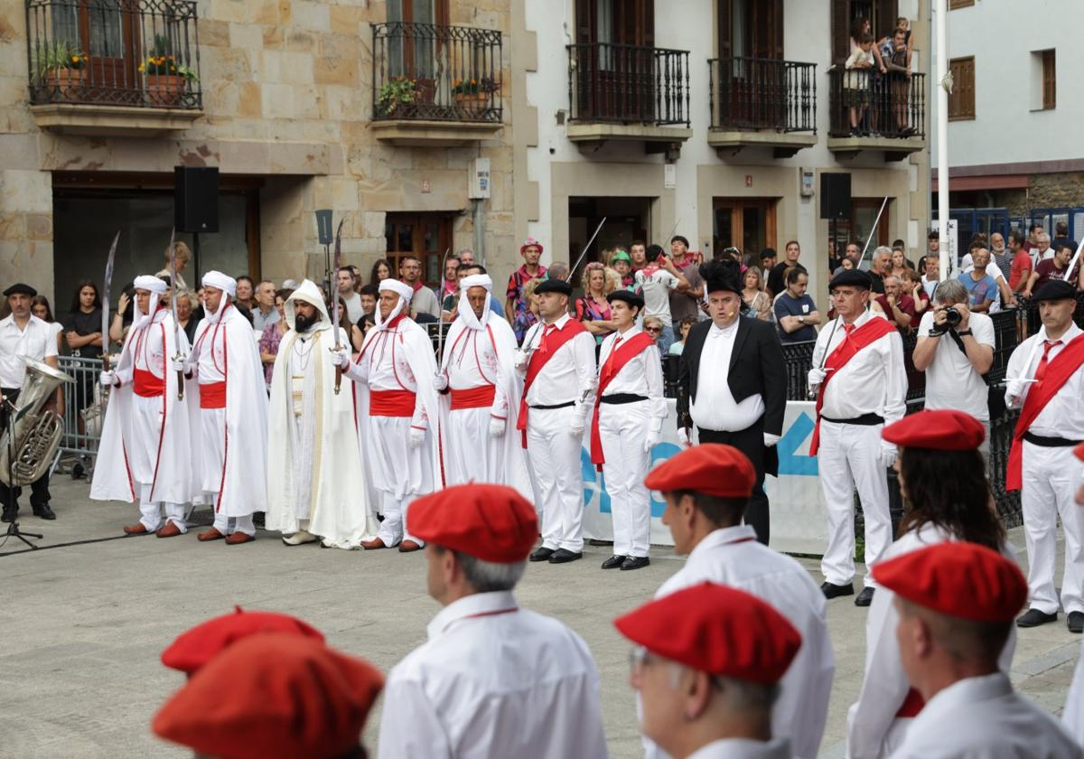 Las 'tropas' de Abd al Rahman IIIy Sancho Garcés durante la representación de la batalla de Valdejunquera en el Alarde del Moro de Antzuola.