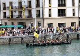 Hibaika ondea la bandera en la ría de Orio.