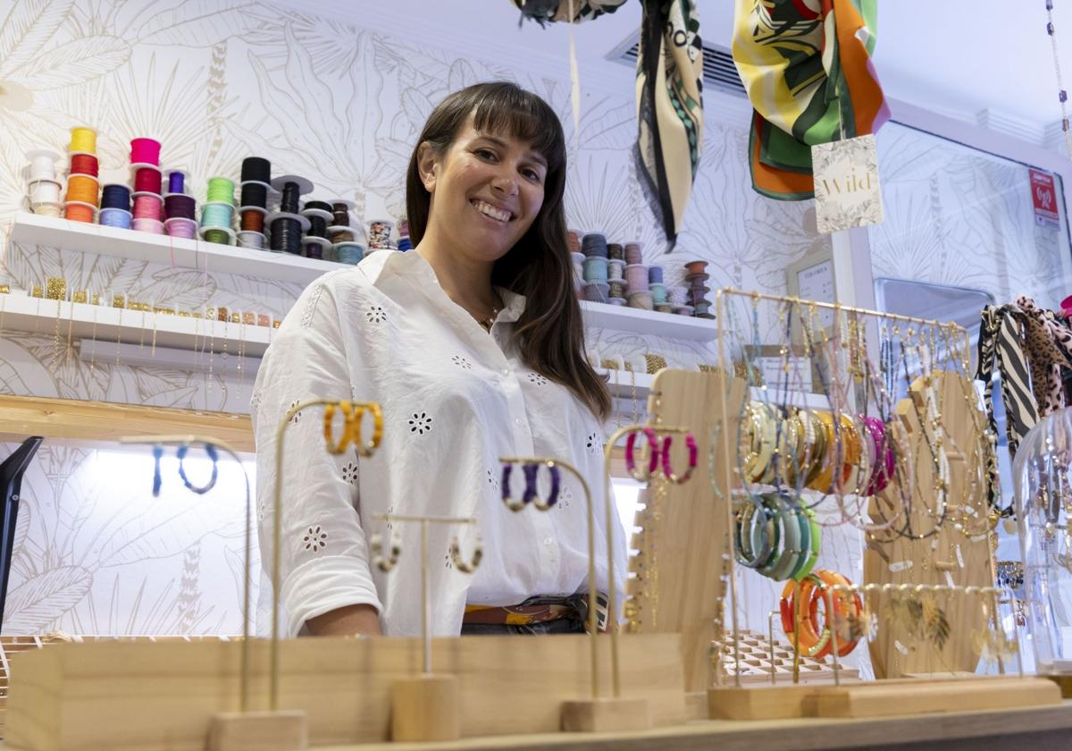 Delphine en el rincón de su tienda que ha convertido en un pequeño 'atelier' para ejercer de artesana de la bisutería con 'charme'.