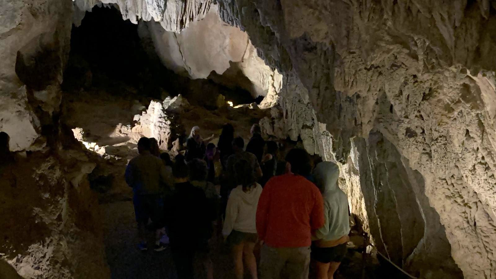 Urdazubi celebra el Día de su cueva Ikaburu